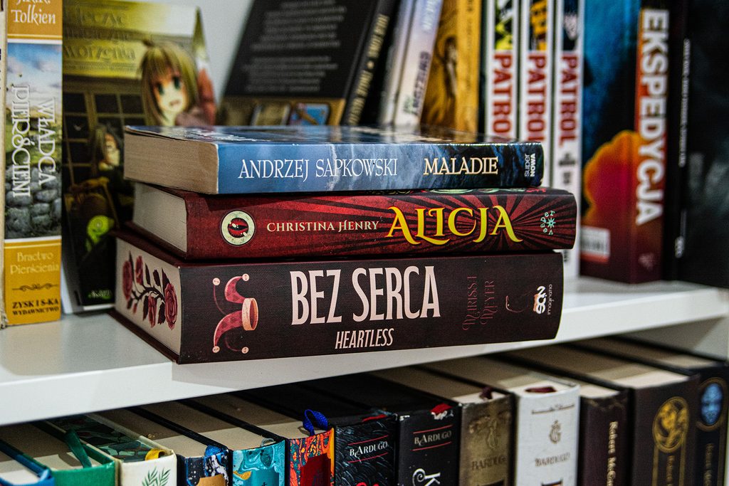 Retellingi Alicji w Krainie Czarów - stosik książek na biblioteczce