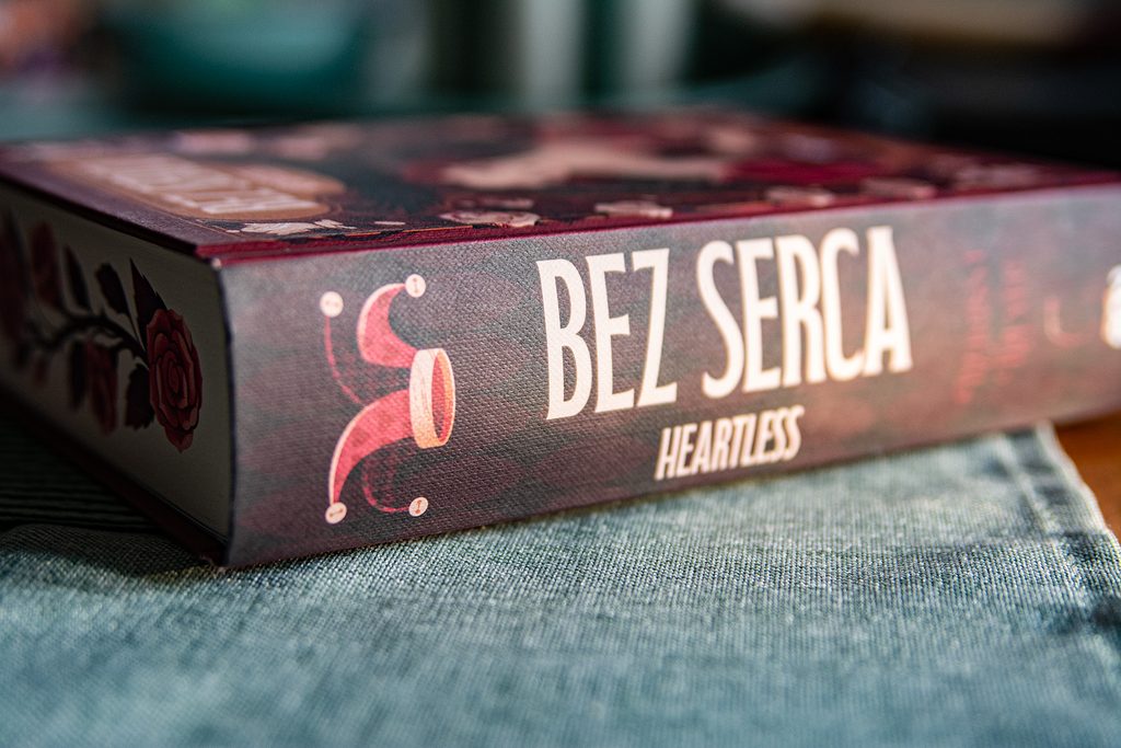 Bez serca Heartless - książka leży na blacie, zbliżenie na grzbiet