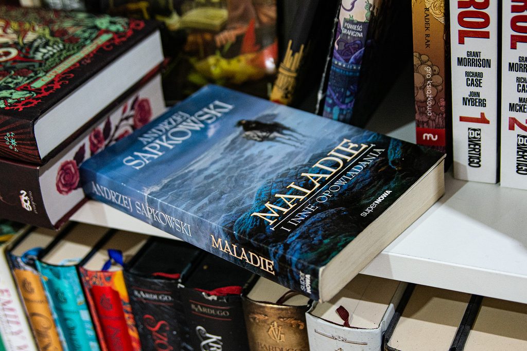 Retellingi Alicji w Krainie Czarów: maladie i inne opowiadania książka leży na biblioteczce
