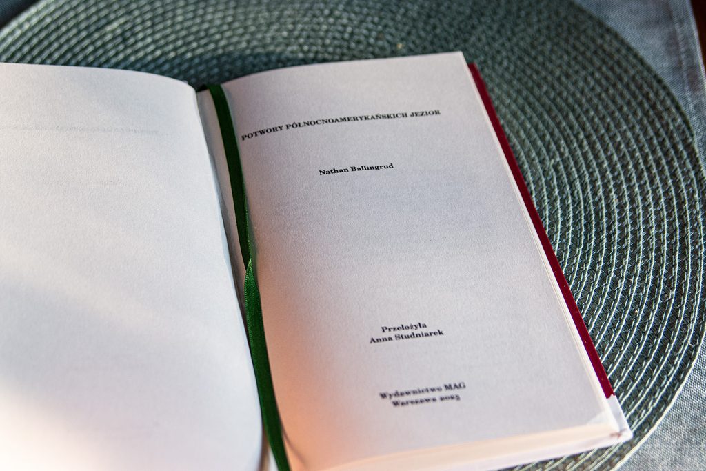 Potwory północnoamerykańskich jezior - książka leży na blacie, widoczna strona tytułowa