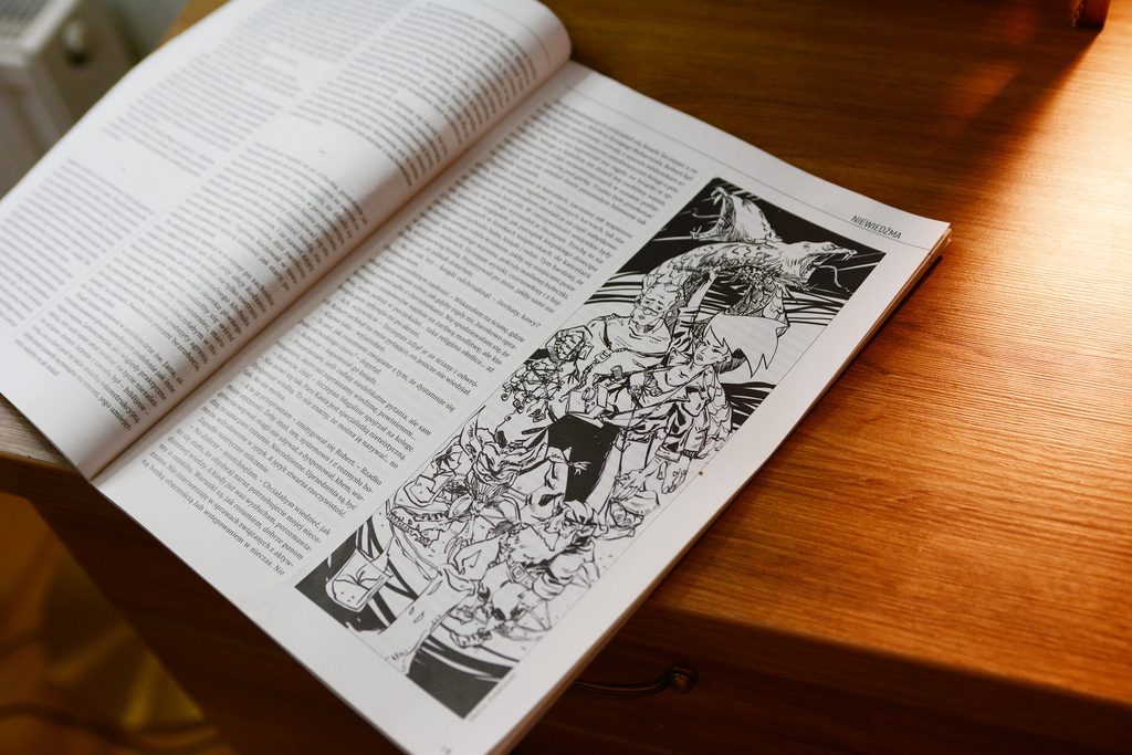 Zdjęcie wnętrza miesięcznika „Nowa Fantastyka” - otwarte na opowiadaniu Niewiedźma Aleksandry Janusz, widać ilustrację