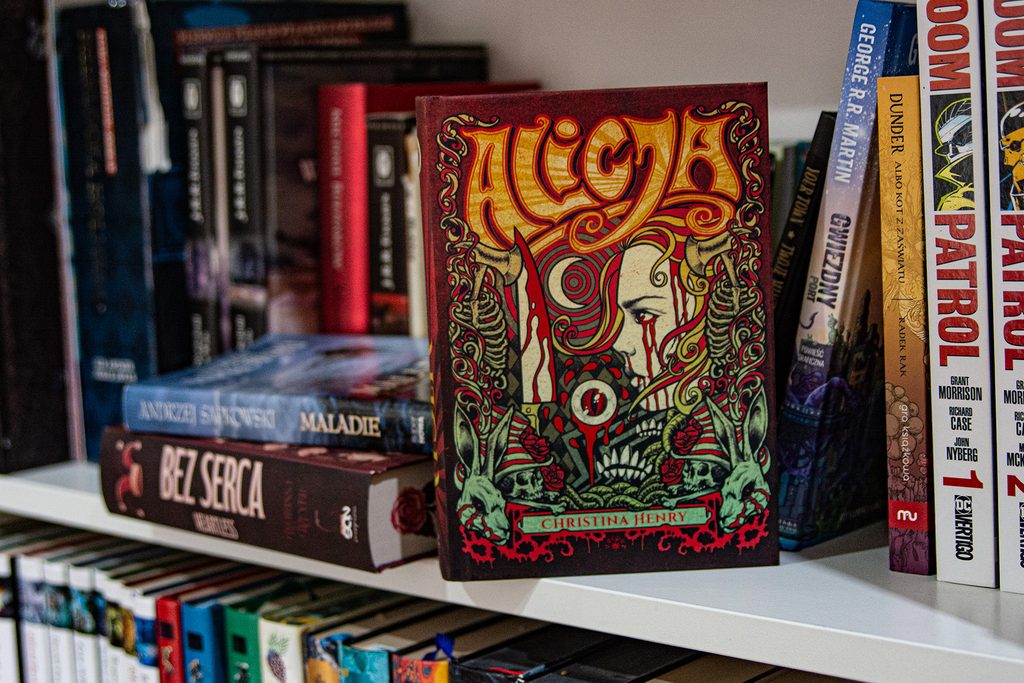 retellingi Alicji w Krainie Czarów: książka Alicja stoi na biblioteczce