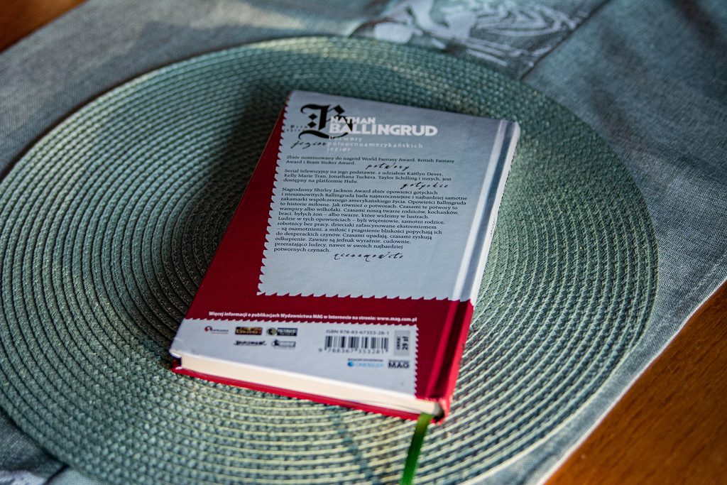 Potwory północnoamerykańskich jezior - książka leży na blacie, widoczny tył książki
