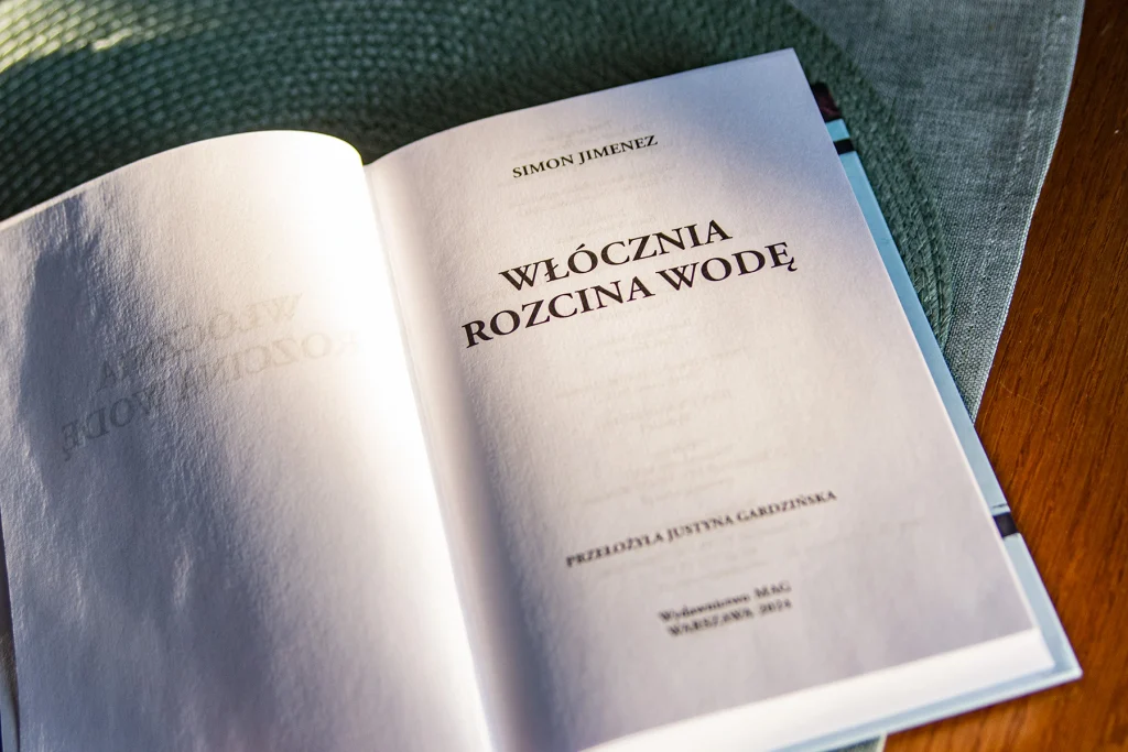 Włócznia rozcina wodę książka otwarta na stronie tytułowej