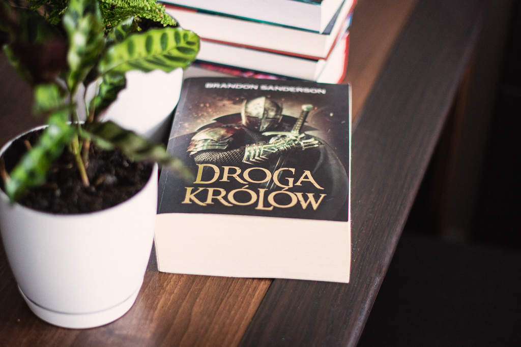 Droga królów książka leży na blacie