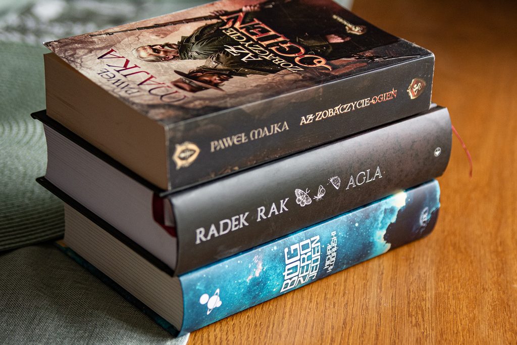 Znamy laureatów Nagrody Literackiej im. Jerzego Żuławskiego za 2025 rok - książkiu ułożone w stosiku