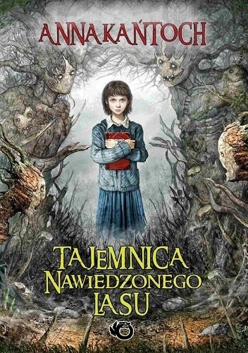 Tajemnica nawiedzonego lasu - okładka przedstawia dziewczynkę z książką w otoczeniu lasu
