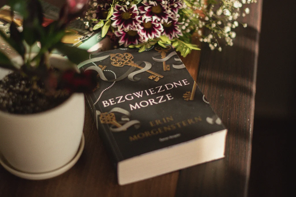 Bezgwiezdne morze książka na blacie