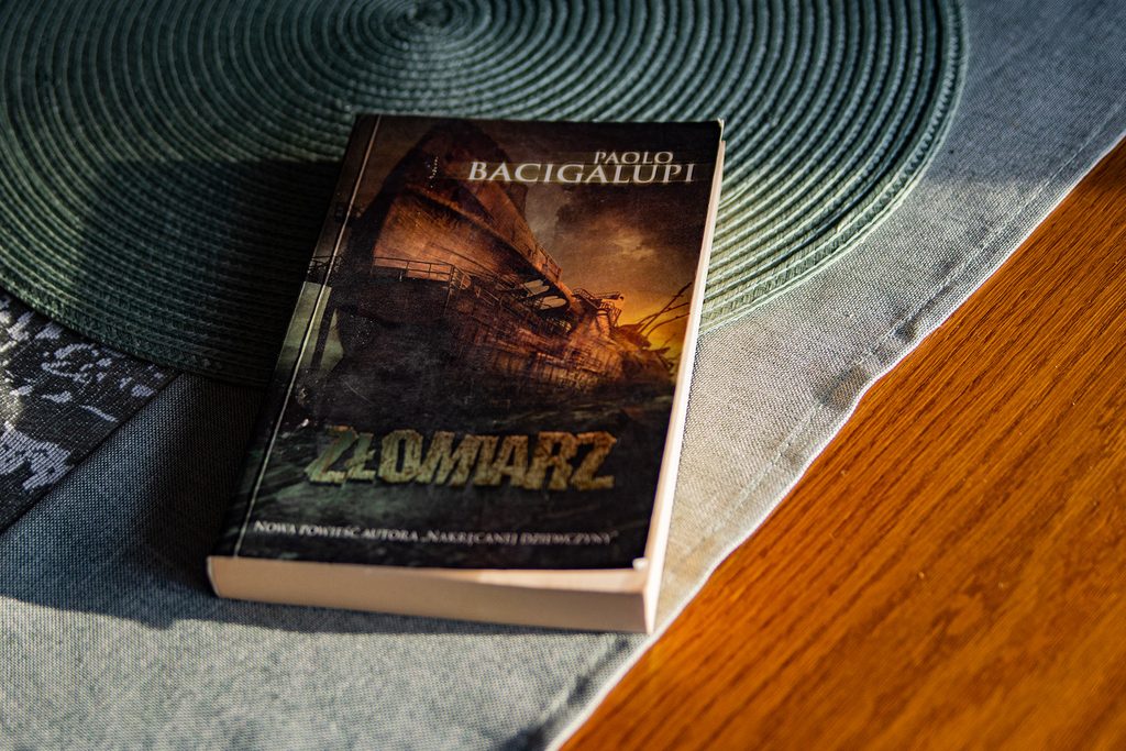 Złomiarz okładka książka na blacie