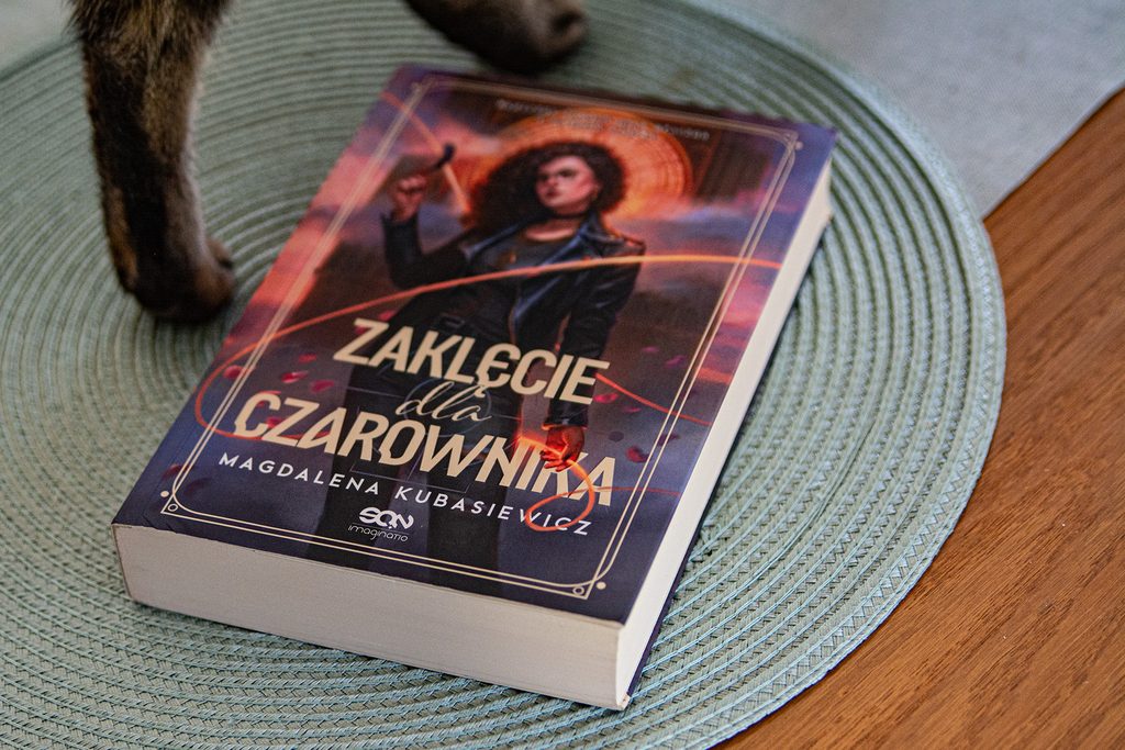 Zaklęcie dla czarownika lezy na blacie okładka