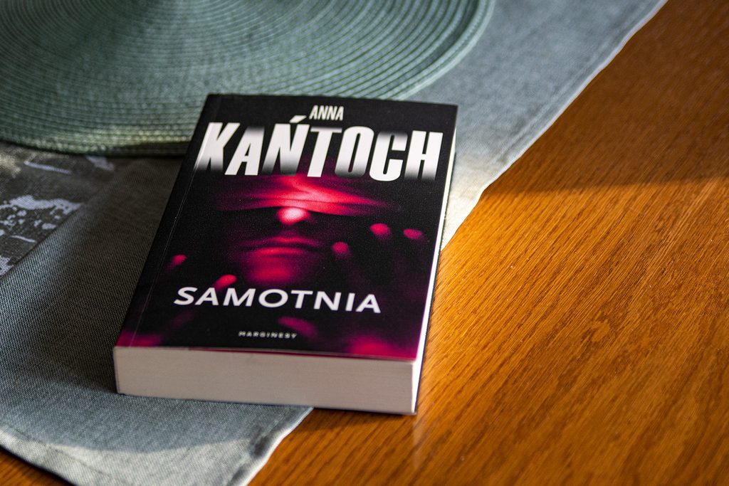Samotnia Anny Kańtoch książka na blacie