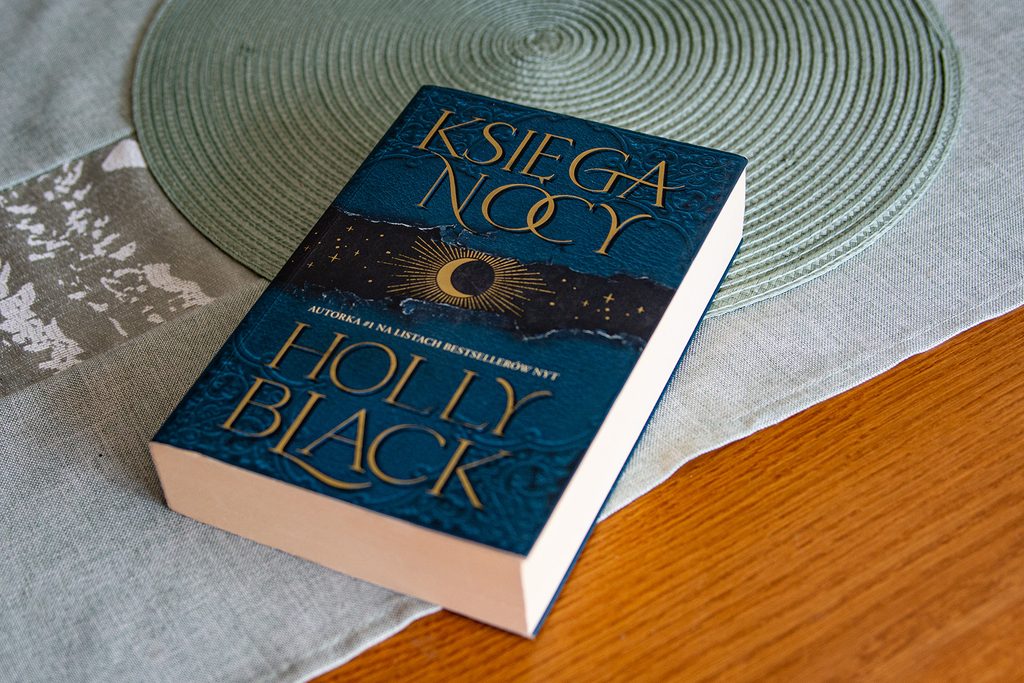 Księga nocy leży na blacie, widać okładkę