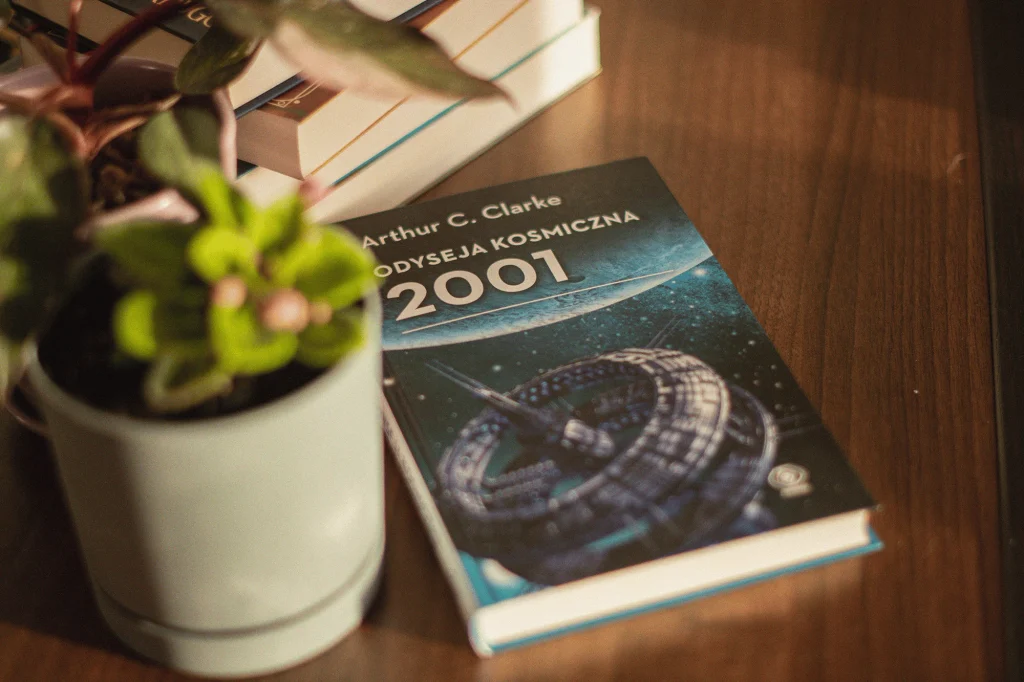 Odyseja kosmiczna 2001 książka lezy na blacie