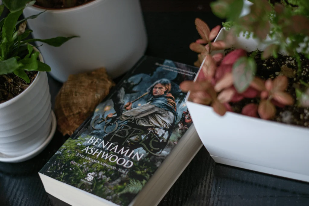 Beniamin Ashwood książka leży wśród kwiatów doniczkowych