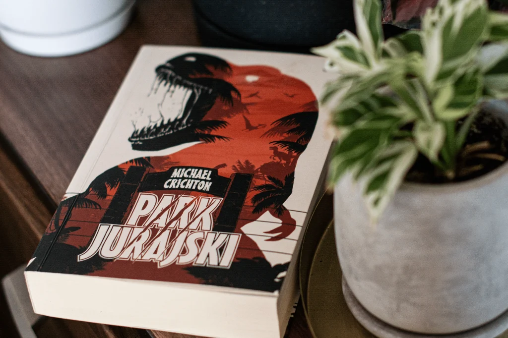 Park Jurajski książka lezy na blacie