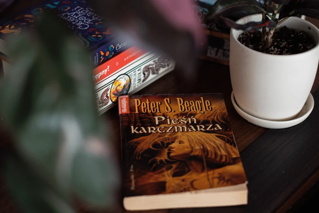 Pieśń Karczmarza książka na blacie