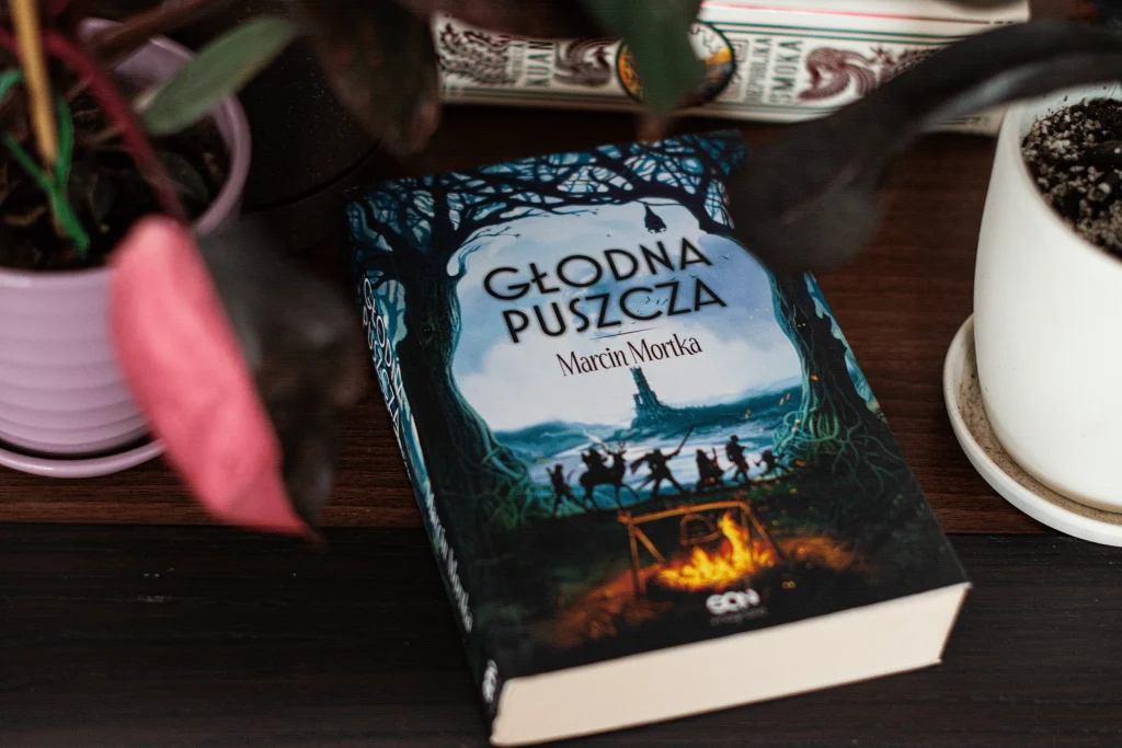 Głodna puszcza książka na blacie