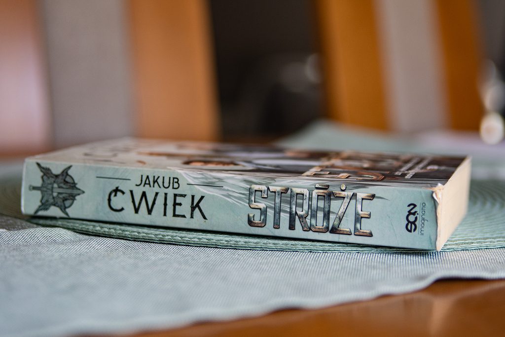Stróże ćwiek grzbiet książki