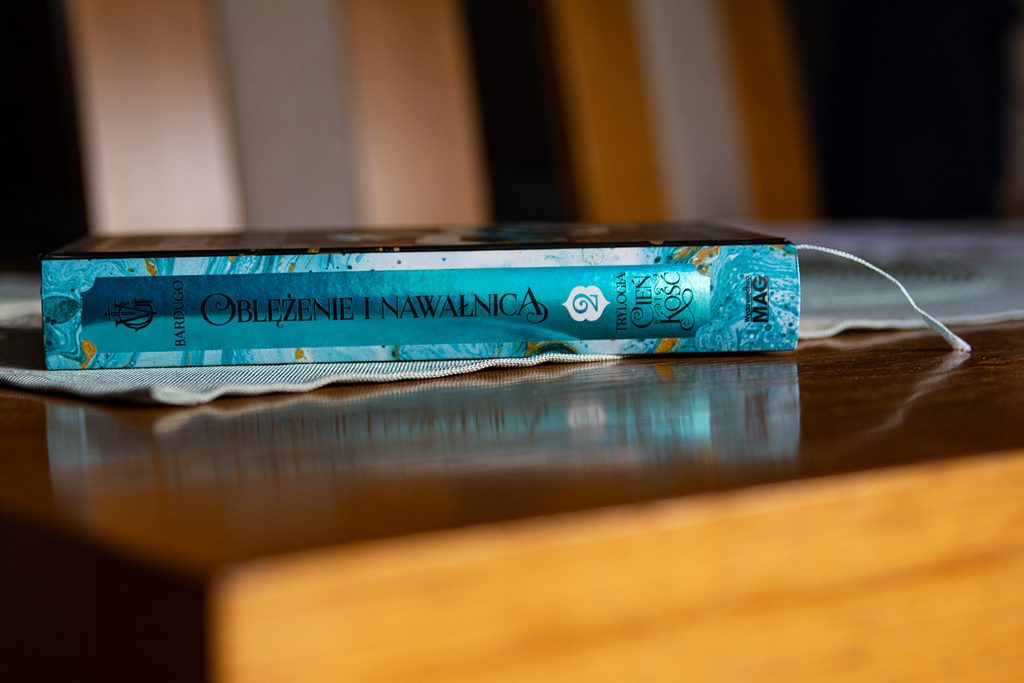 Oblężenie i nawałnica Bardugo grzbiet