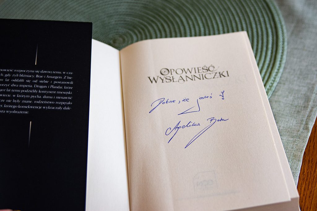 Opowieść wysłanniczki  otwarta książka z autografem