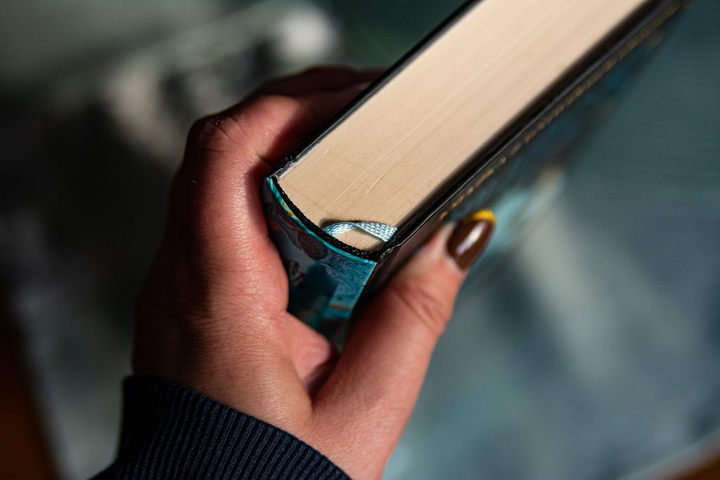 Oblężenie i nawałnica Bardugo łączenie kartek z grzbietem