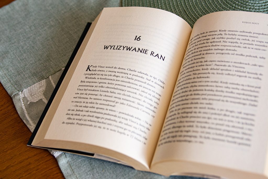 Księga nocy otwarta książka
