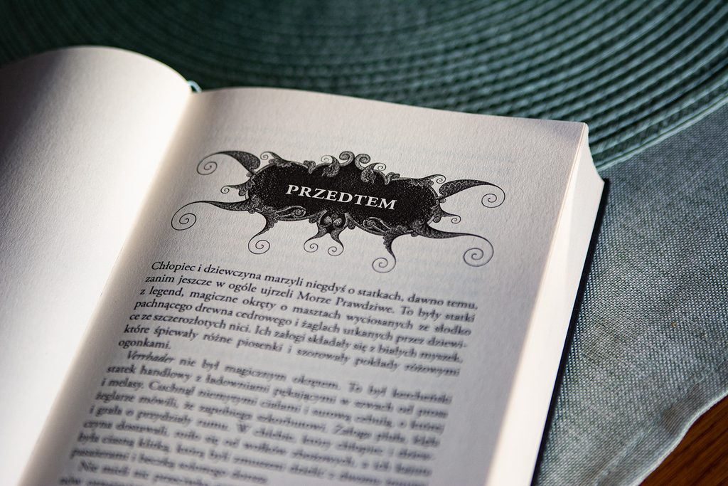 Oblężenie i nawałnica Bardugo otwarta książka