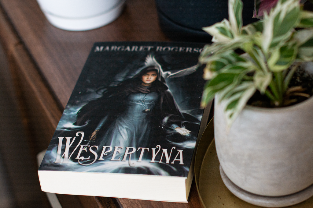 Wespertyna leży na blacie